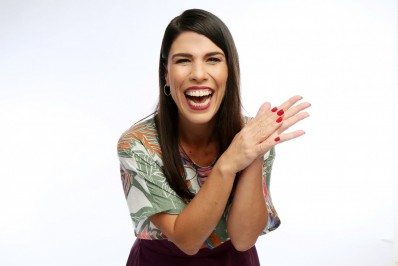 Maira Cibele encena ao vivo a comédia 'Confissões'