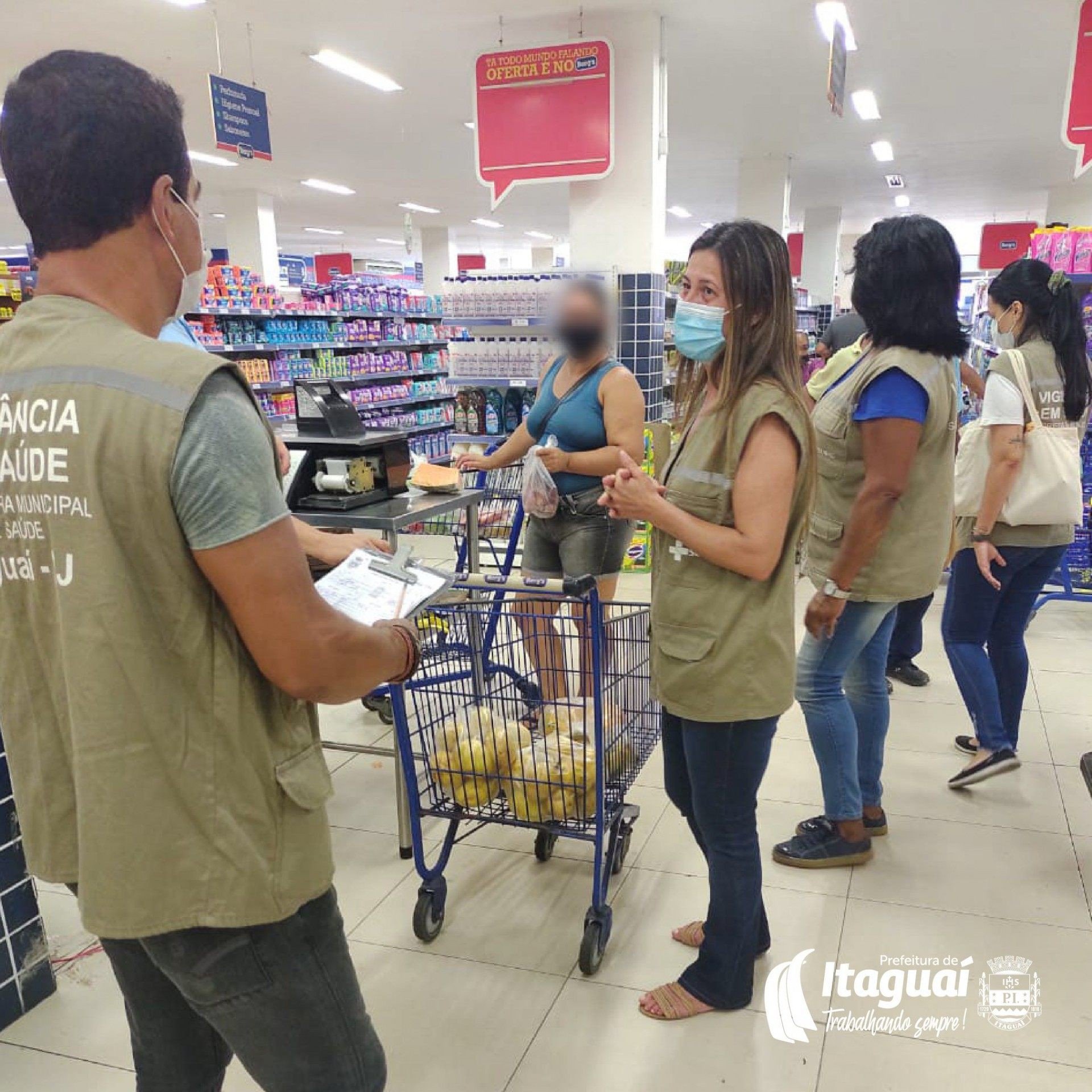 Agentes da Vigilância em Saúde fazem ação de prevenção ao coronavírus em supermercado: lei autoriza punições em caso de descumprimento - Reprodução internet - Facebook da PMI