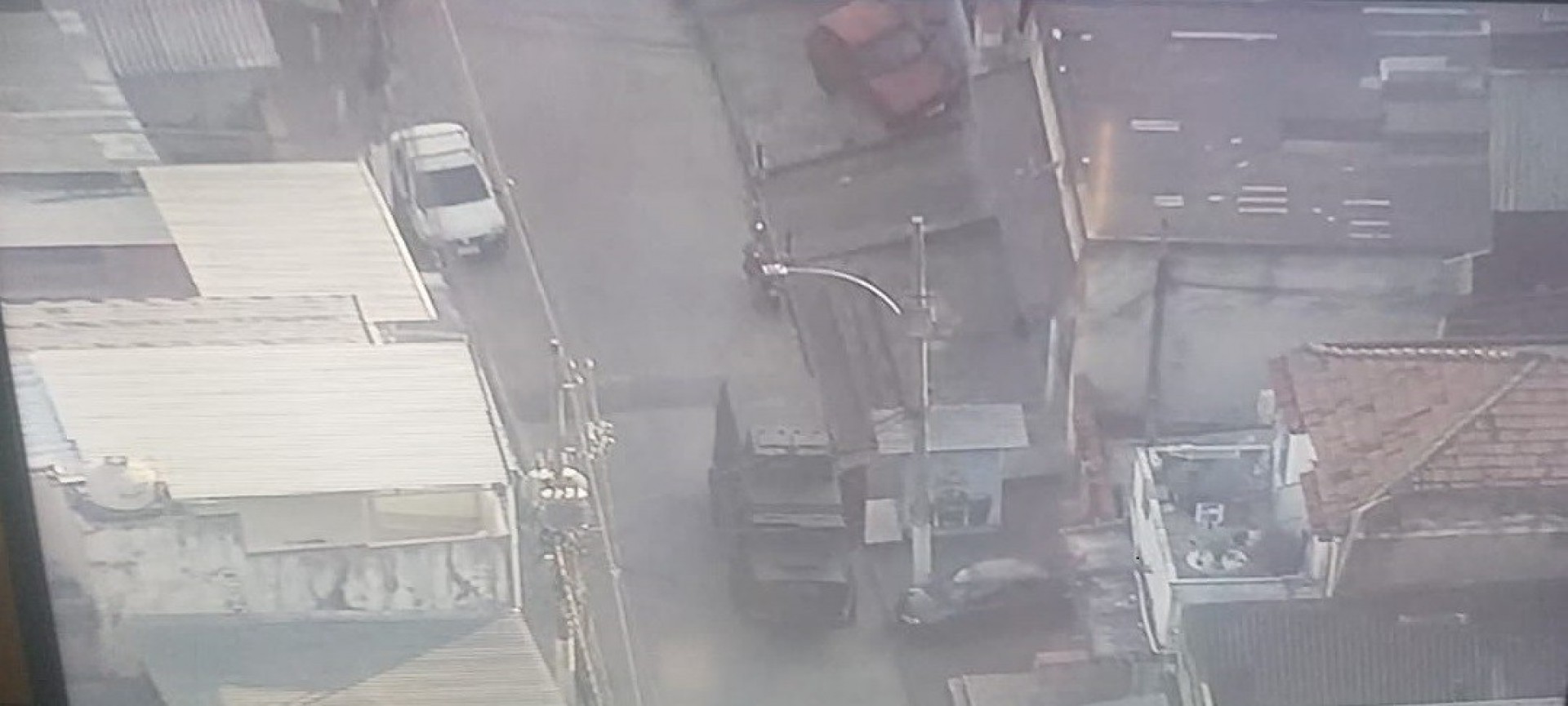 Caveirão da Polícia Militar passa pela ruas da Serrinha, em Madureira, na Zona Norte do Rio de Janeiro - Reprodução TV Globo