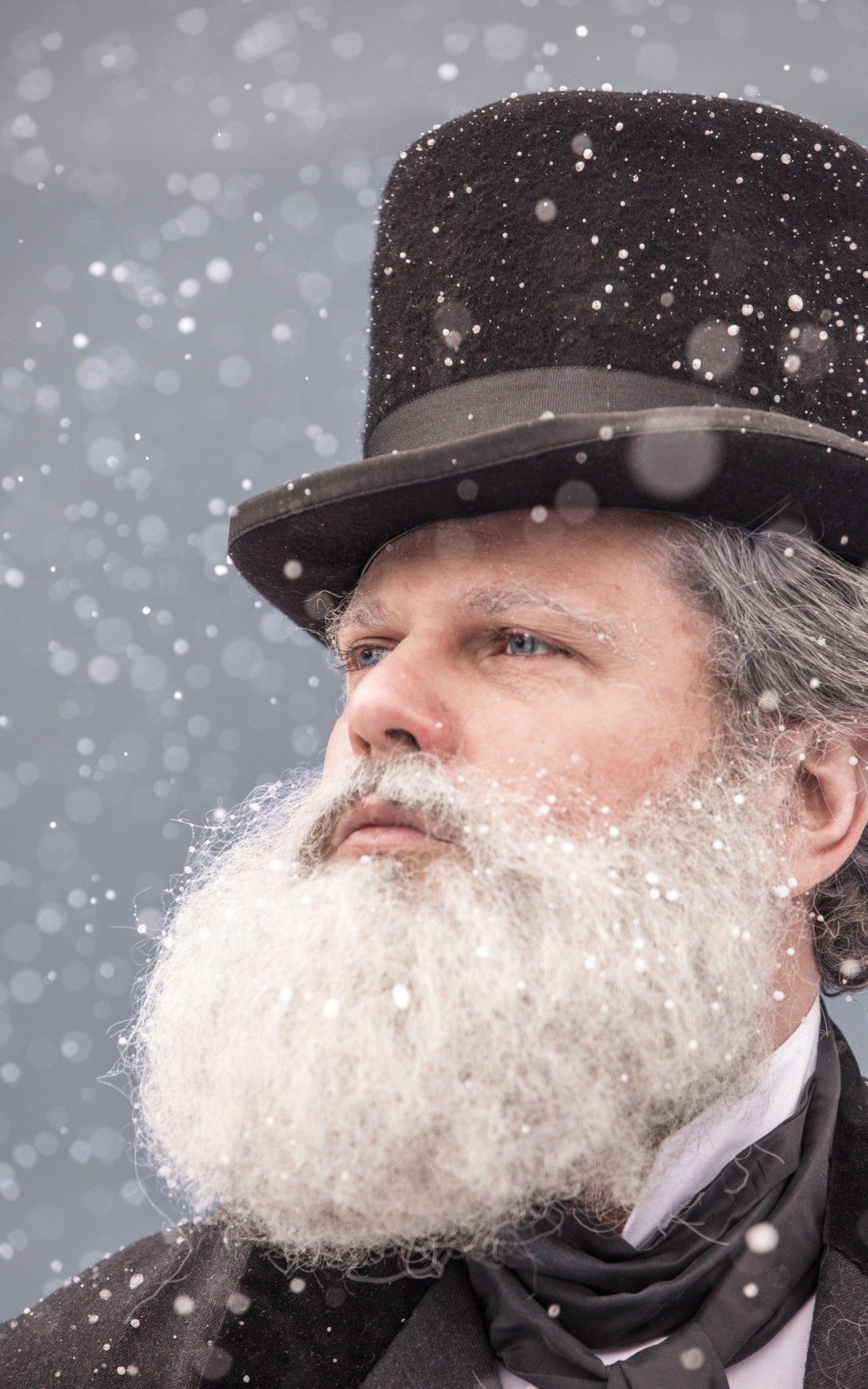 Grava&ccedil;&atilde;o de 'Nos Tempos do Imperador' &eacute; afetada pela pandemia de covid-19. Na imagem, Dom Pedro II (Selton Mello) no ex&iacute;lio em Paris.