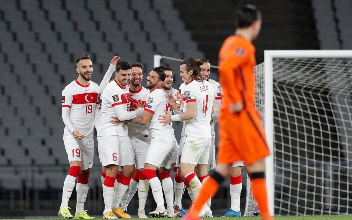Jogadores da Turquia comemoram vit&oacute;ria por 4 a 2 sobre a Holanda nas Eliminat&oacute;rias para a Copa de 2022