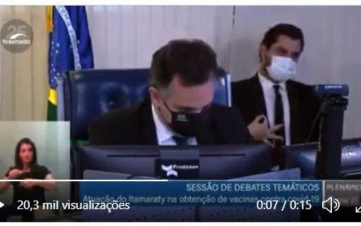 Filipe Martins fazendo um gesto com a m&atilde;o durante sess&atilde;o no Senado Federal que trata sobre o trabalho do Itamaraty sobre importa&ccedil;&atilde;o de vacinas contra o novo coronav&iacute;rus