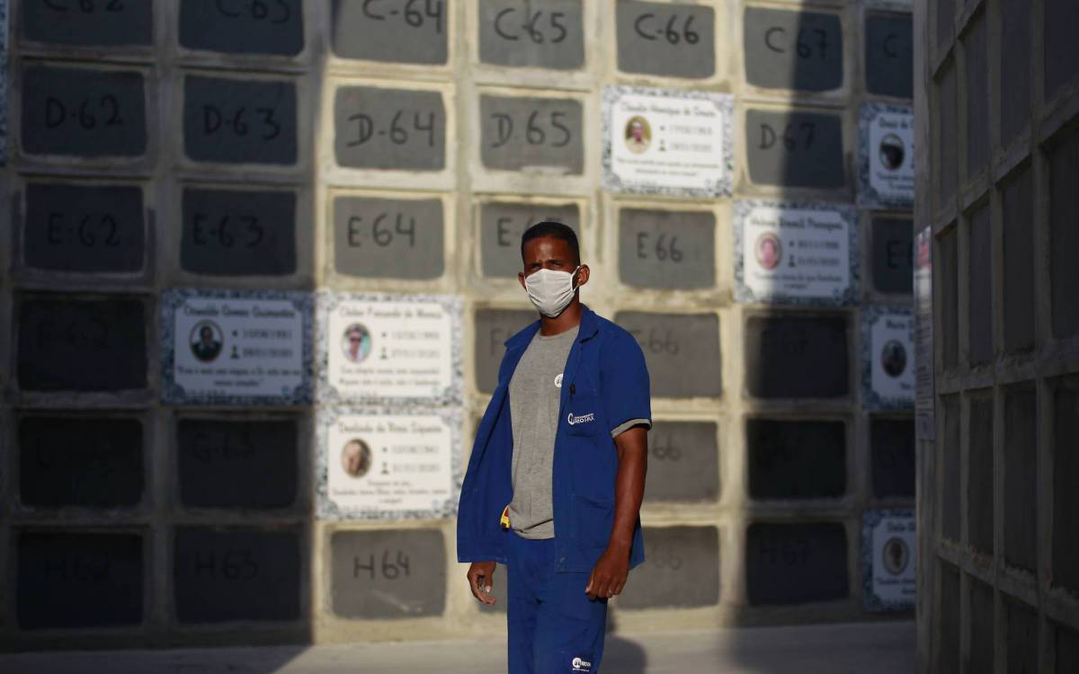 Rio de Janeiro 24/03/2021 - Brasil ultrapassa as 300 mil mortes por Covid-19. Na foto acima o coveiro Magno Fonseca no cemit&eacute;rio de Inha&uacute;ma. Foto: Luciano Belford/Agencia O Dia