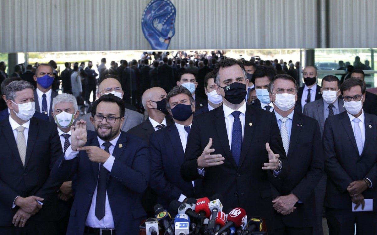 ap&oacute;s recorde de mortes, Bolsonaro se reuniu nesta quarta-feira com l&iacute;deres da C&acirc;mara e do Senado e governadores para debater a pandemia. Prefeitos reclamaram que n&atilde;o foram chamados