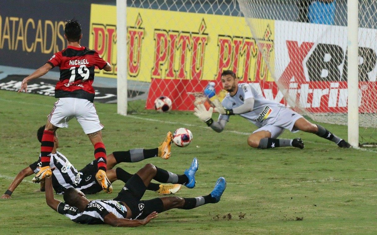 Botafogo e Flamengo se enfrentam no est&aacute;dio Nilton Santos,  pela quinta rodada do Campeonato Carioca 2021