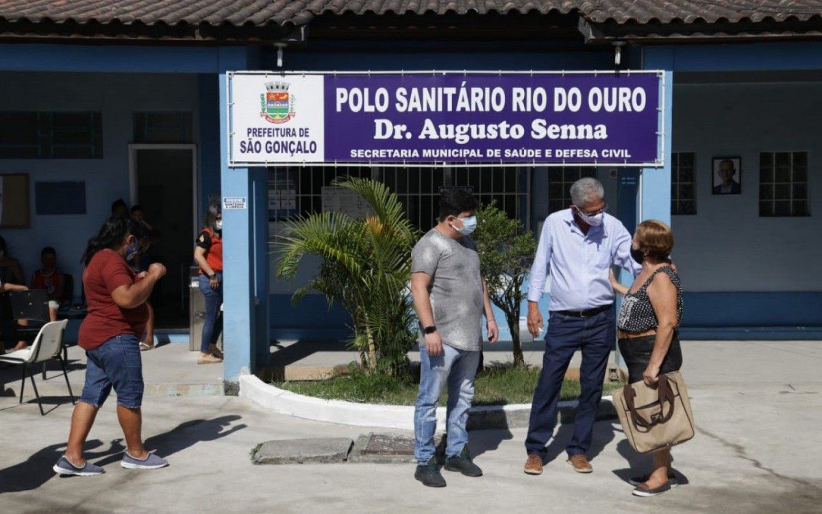 O prefeito Capit&atilde;o Nelson (ao centro) reafirmou sua preocupa&ccedil;&atilde;o em acelerar a campanha de vacina&ccedil;&atilde;o, a fim de evitar a evolu&ccedil;&atilde;o da doen&ccedil;a, que j&aacute; acometeu 61.825 pessoas e matou 1.573