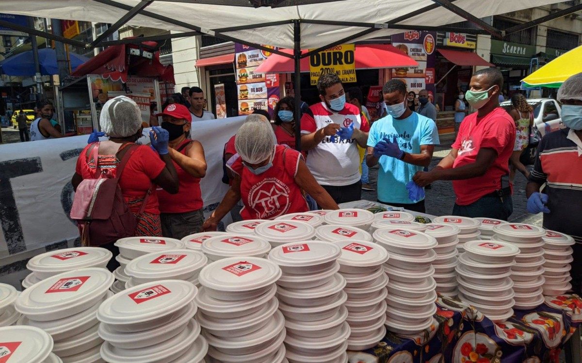 Distribui&ccedil;&atilde;o de 600 marmitas no Centro do Rio