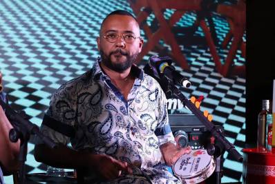 Dudu Nobre segue ignorando a pandemia e convida público para show em bar 