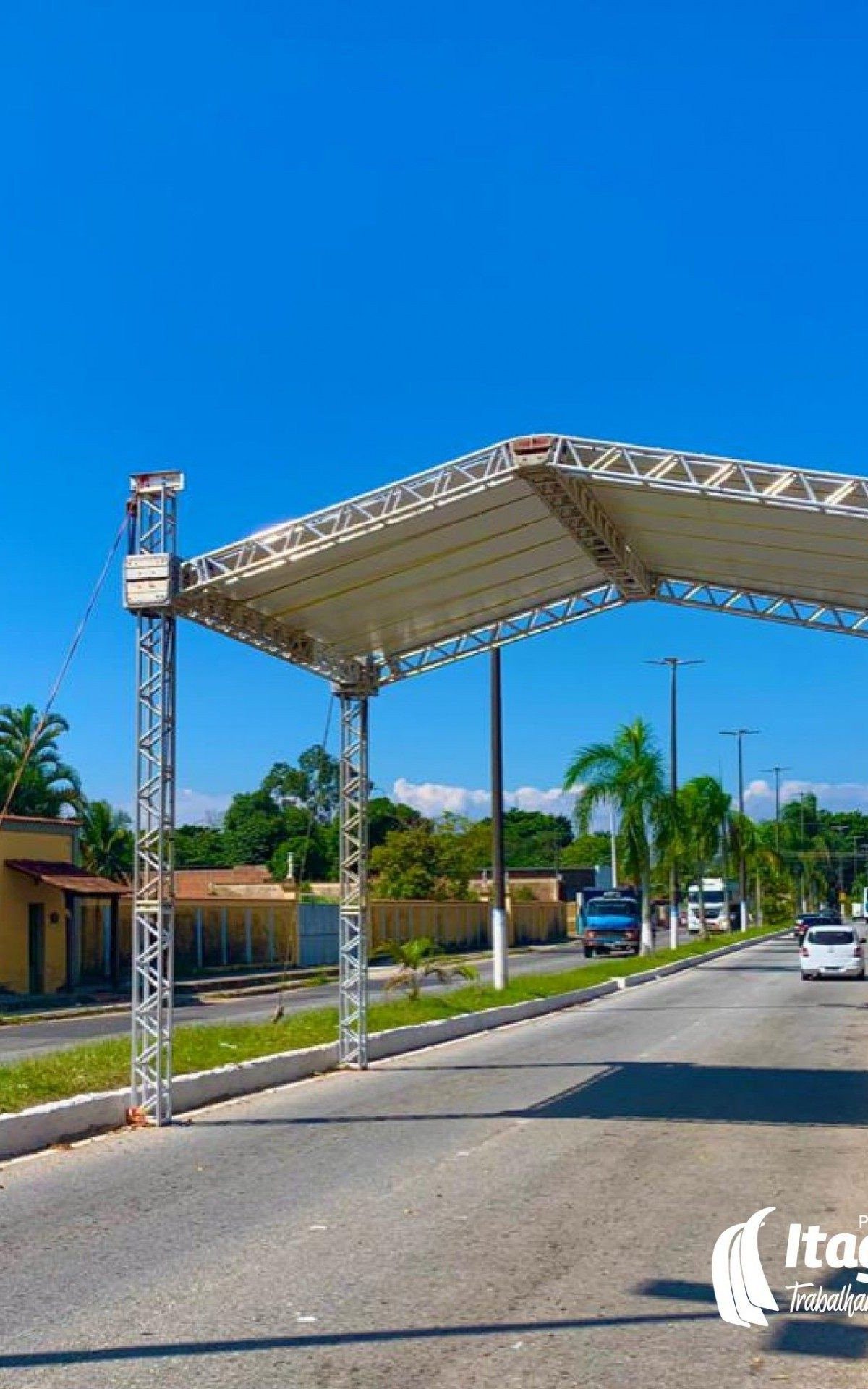 Em uma sequ&ecirc;ncia de quatro fotos, postagem mostra instala&ccedil;&atilde;o de estrutura met&aacute;lica onde, segundo a prefeitura, vai funcionar uma barreira sanit&aacute;ria