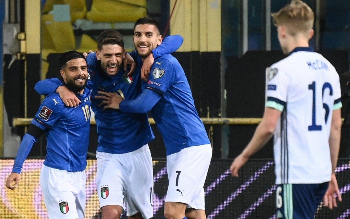 Italiano Berardi celebra seu gol com Insigne e Pellegrini na vit&oacute;ria da It&aacute;lia sobre a Irlanda do Norte, pelas Eliminat&oacute;rias da Copa do Mundo
