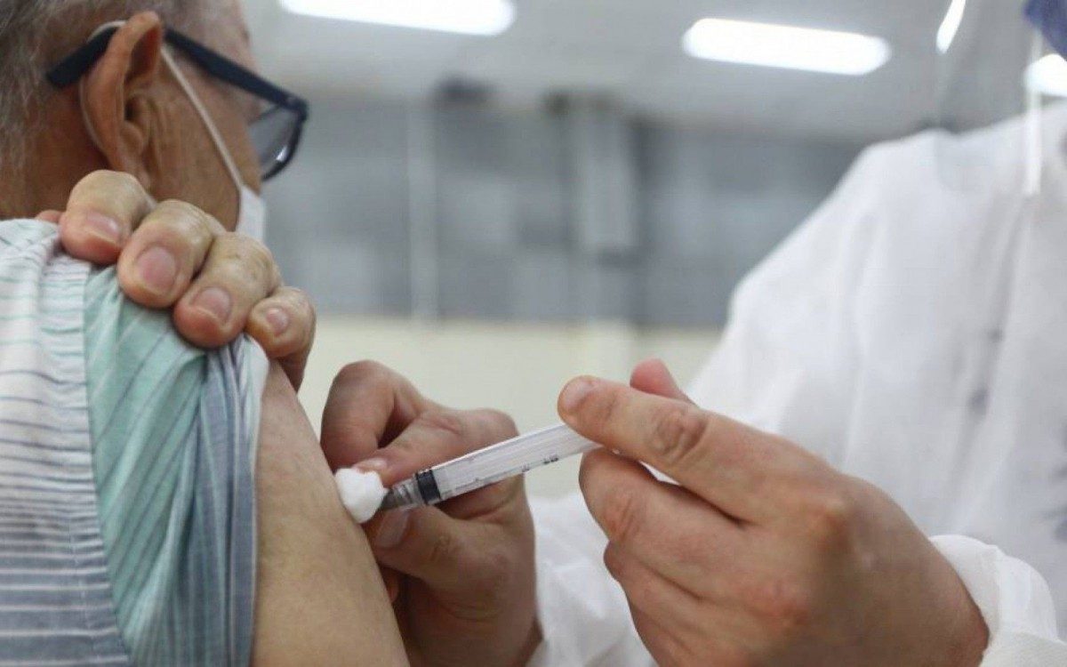 Especialistas do governo dos Estados Unidos se mostraram esperan&ccedil;osos com os efeitos positivos da vacina&ccedil;&atilde;o contra a covid-19, que incluem redu&ccedil;&atilde;o no cont&aacute;gio entre profissionais da sa&uacute;de