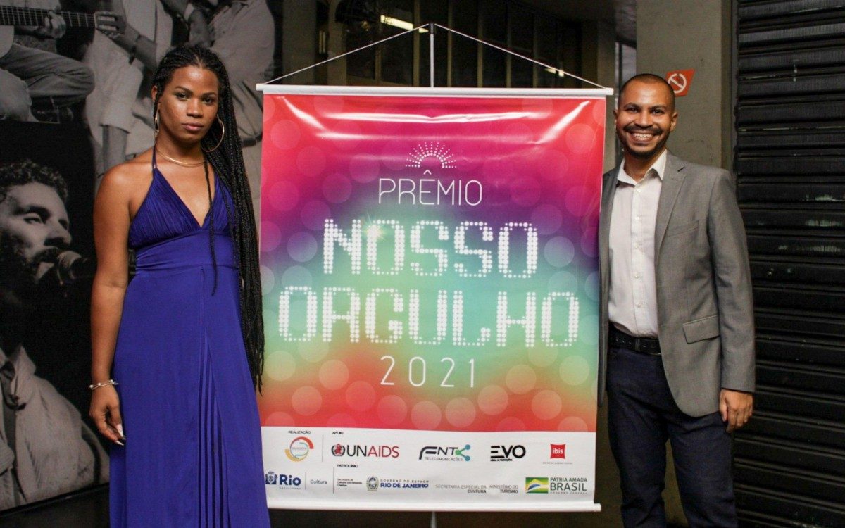 Apresentadores do Pr&ecirc;mio Nosso Orgulho, Felipe Martins e Thaylla Varggas