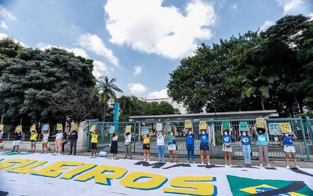 Estudantes protestam durante visita do novo ministro da Sa&uacute;de em SP