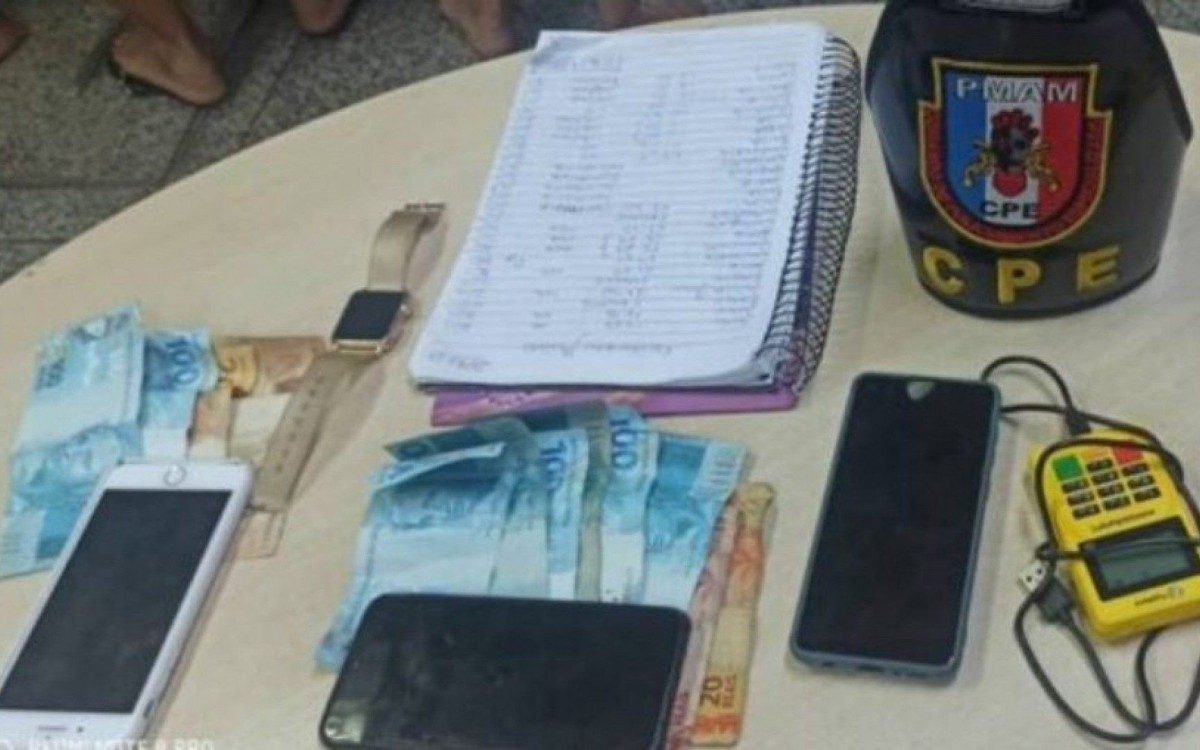 Casa de prostitui&ccedil;&atilde;o &eacute; denunciada por causar aglomera&ccedil;&atilde;o em Manaus. Na foto, material apreendido pela PM de Manaus