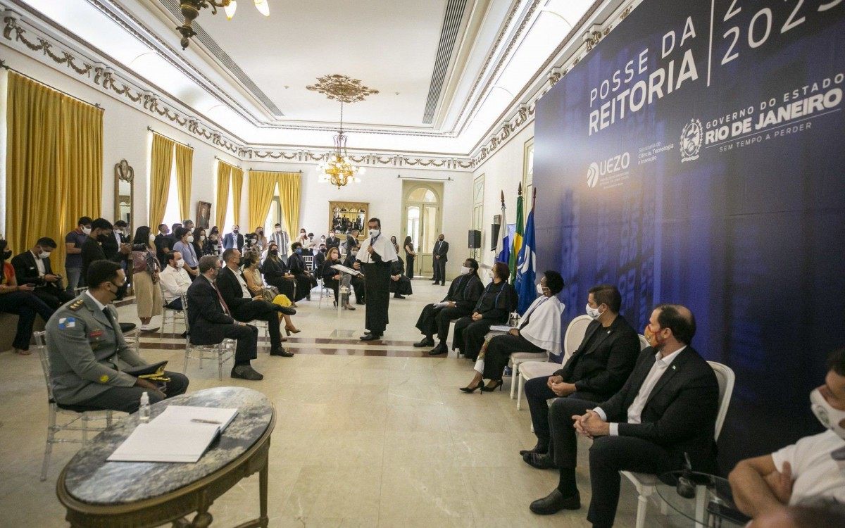Governador em exerc&iacute;cio Cl&aacute;udio Castro d&aacute; posse a nova reitoria da Uezo no Pal&aacute;cio Guanabara