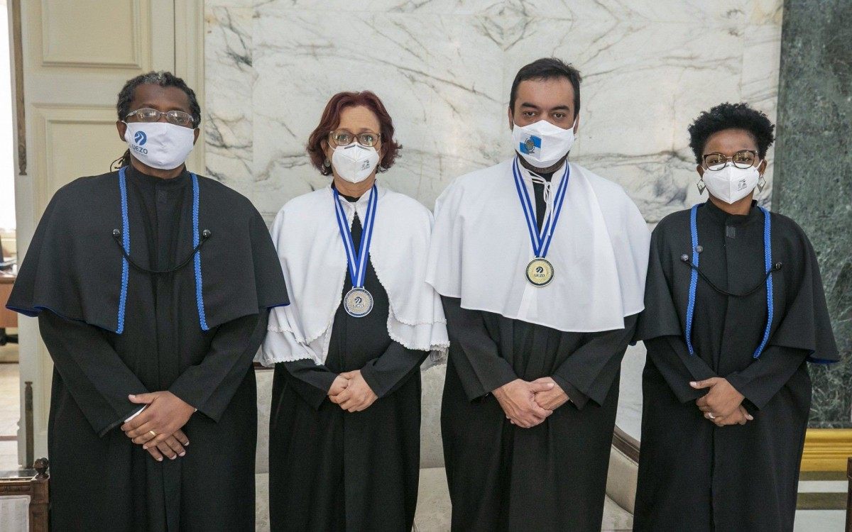 Governador em exerc&iacute;cio Cl&aacute;udio Castro d&aacute; posse a nova reitoria da Uezo no Pal&aacute;cio Guanabara