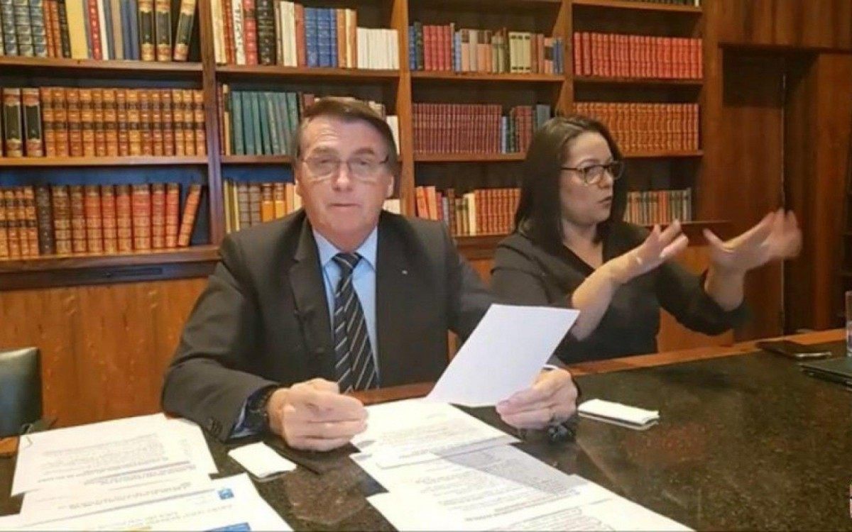 Em transmiss&atilde;o mais curta que o habitual, presidente se defendeu das cr&iacute;ticas em rela&ccedil;&atilde;o ao atraso da vacina&ccedil;&atilde;o contra a Covid-19