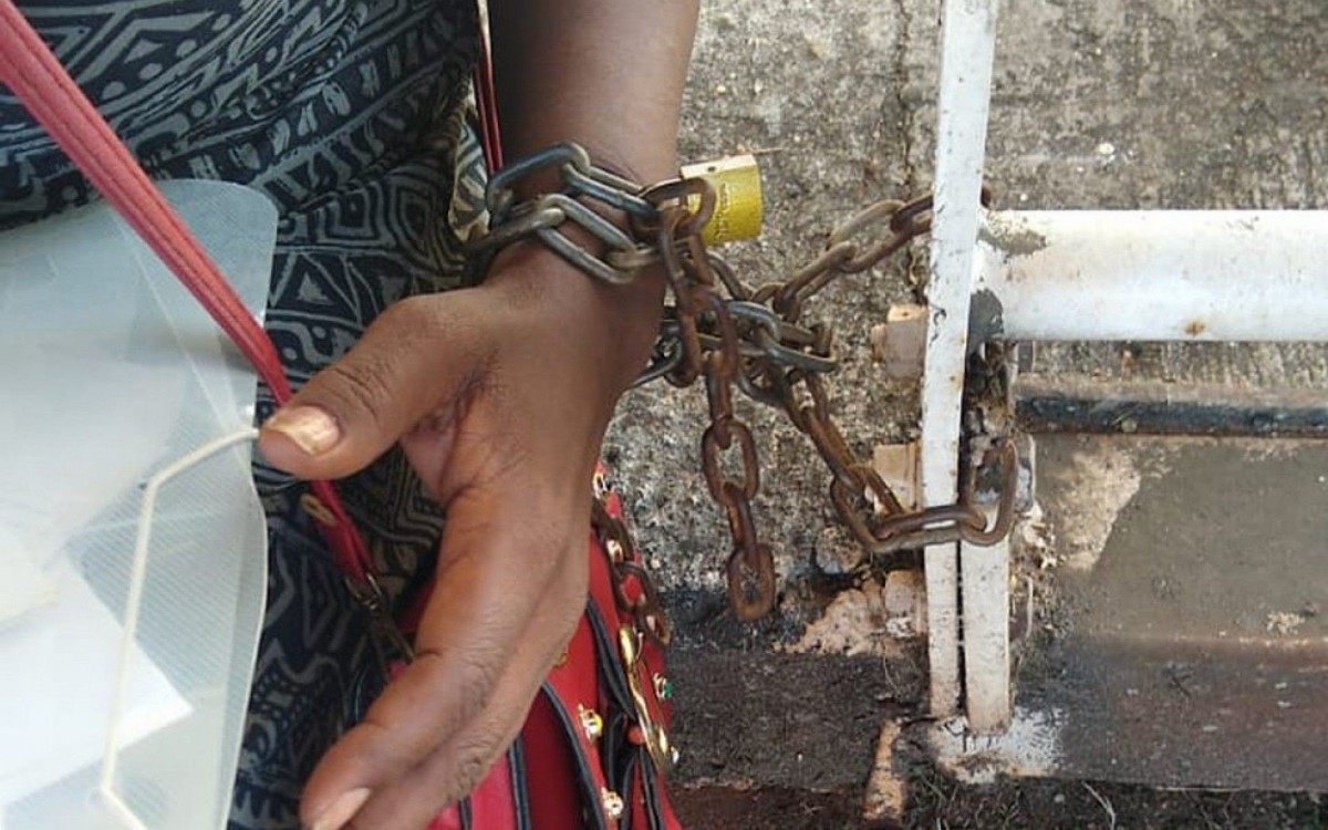 Idosa de 61 anos admitiu mentira ao denunciar ex-marido de acorrentá-la em estrutura de passarela do BRT Idosa de 61 anos admitiu mentira ao denunciar ex-marido de acorrentá-la em estrutura de passarela do BRT