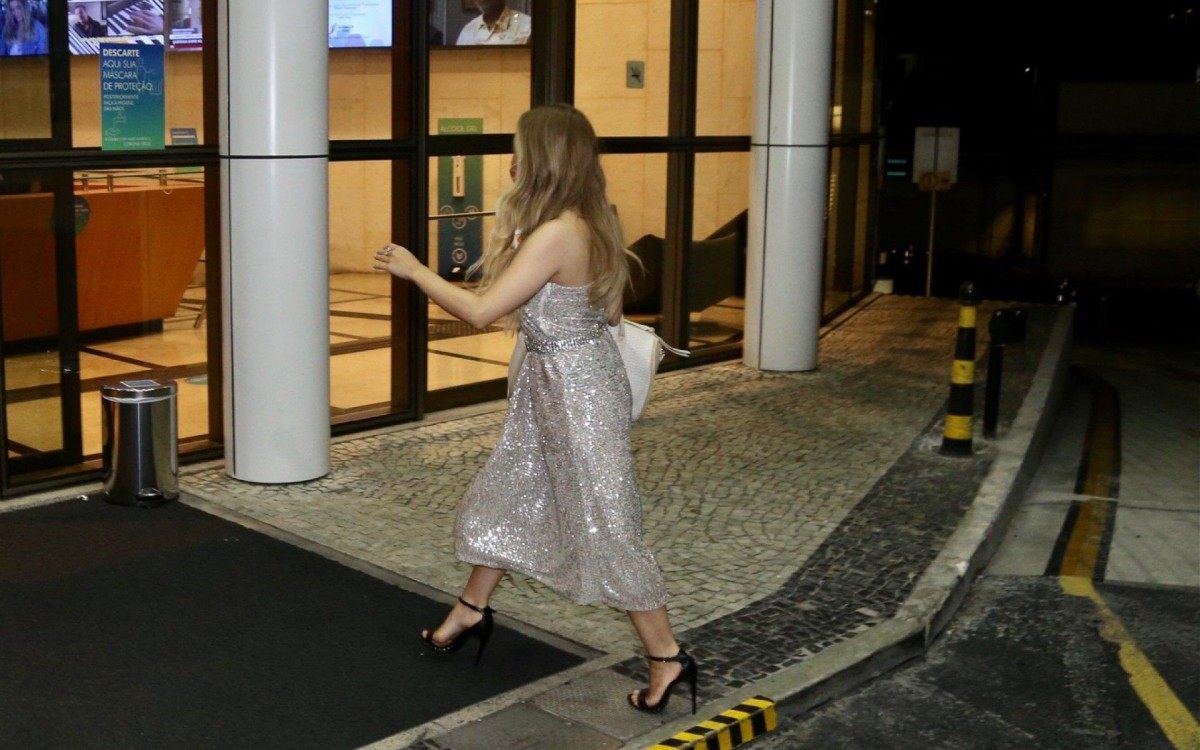 Carla Diaz n&atilde;o posa para fotos ao chegar ao Multishow