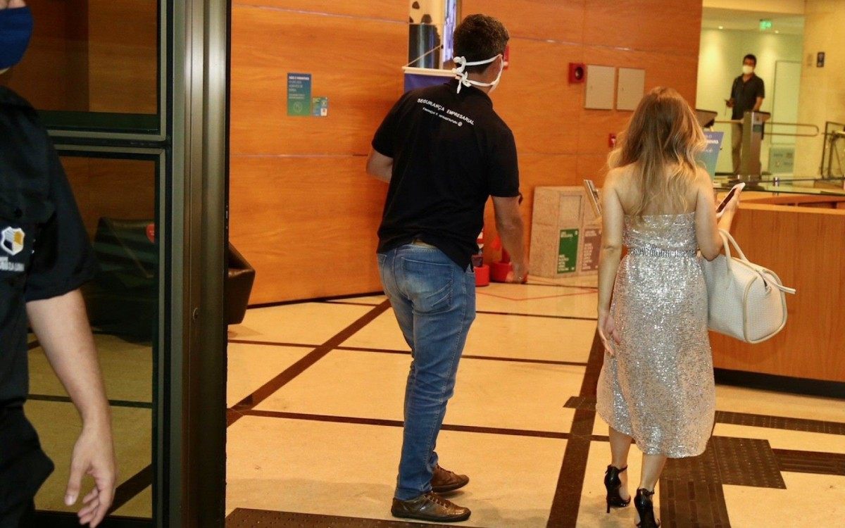 Carla Diaz n&atilde;o posa para fotos ao chegar ao Multishow