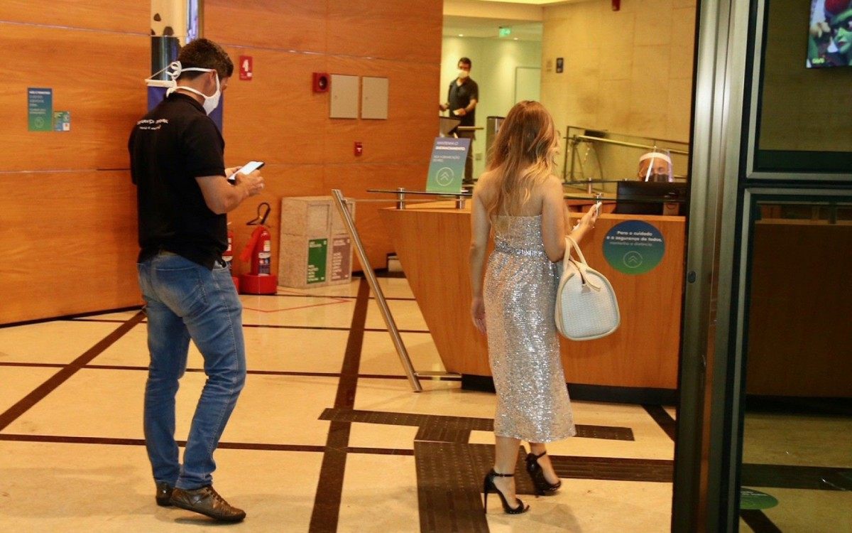 Carla Diaz n&atilde;o posa para fotos ao chegar ao Multishow