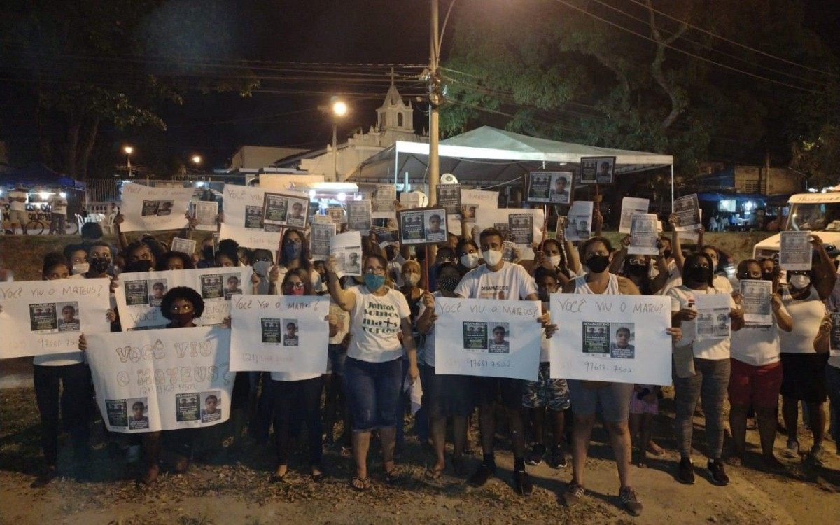 Cerca de 50 pessoas participaram de uma mobiliza&ccedil;&atilde;o, na noite desta quinta-feira, na localidade Curral Falso, em Santa Cruz, para encontrar estudante desaparecido     