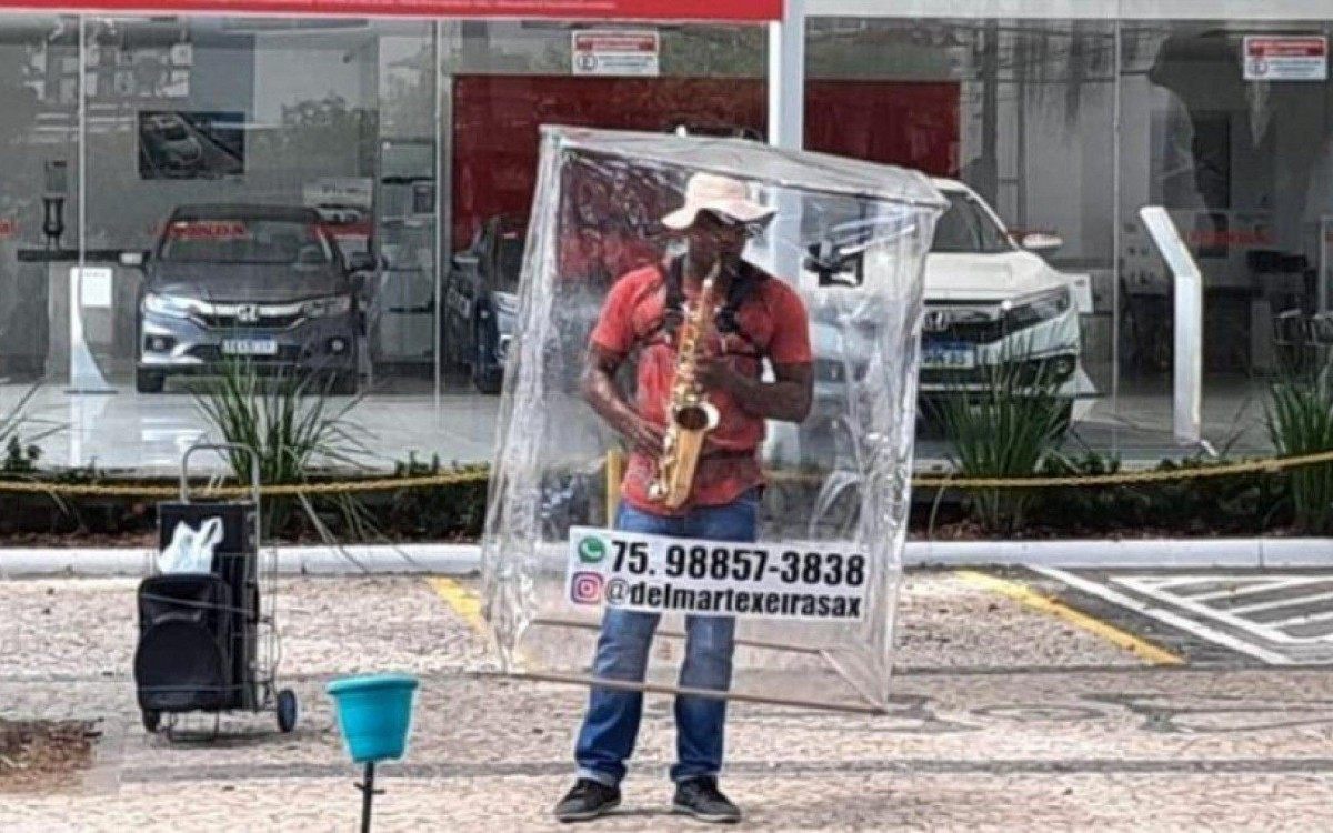 Saxofonista se apresenta nas ruas de Salvador com 'barreira pl&aacute;stica'