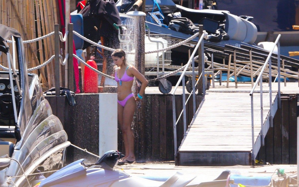 Isabella Santoni e o namorado, Caio Vaz, andam de moto aqu&aacute;tica na Praia da Barra da Tijuca, na Zona Oeste do Rio