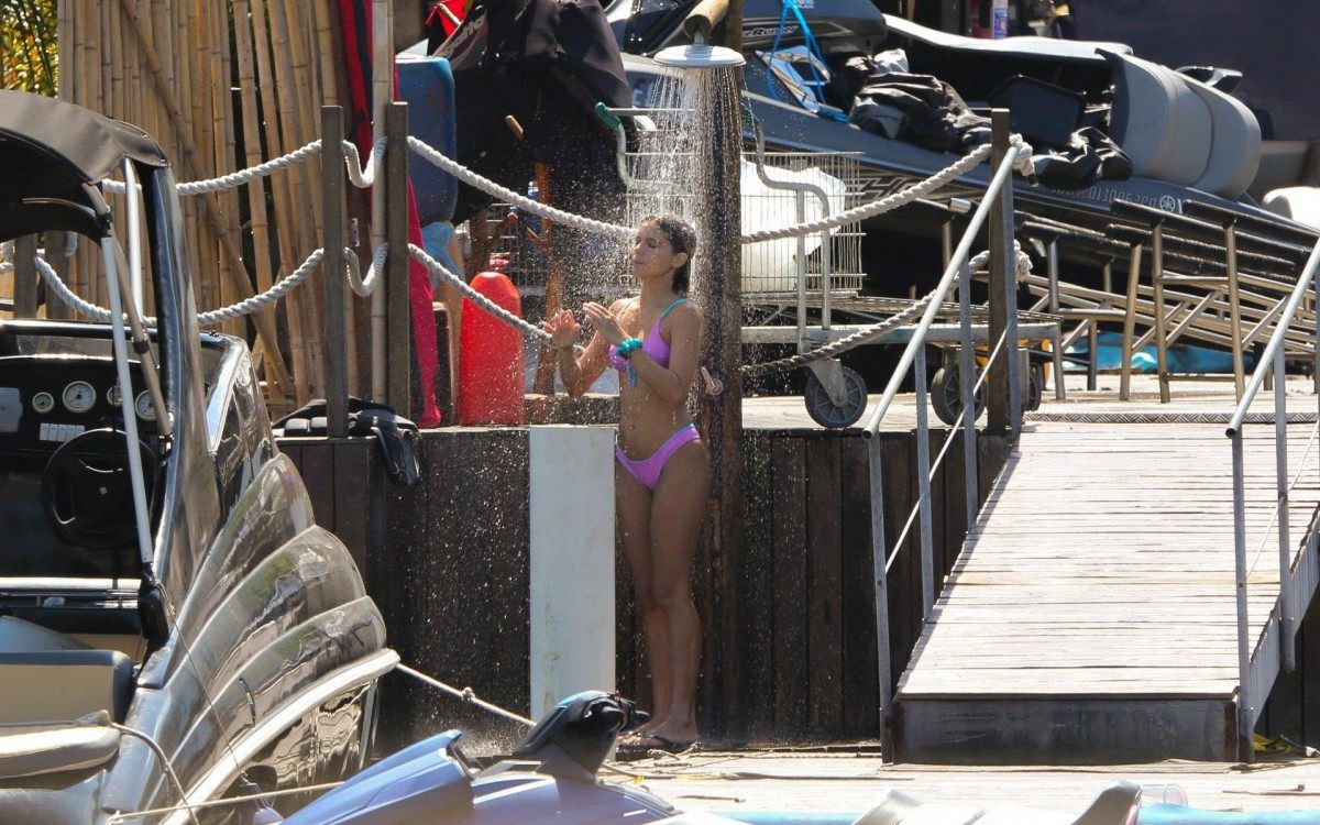 Isabella Santoni e o namorado, Caio Vaz, andam de moto aqu&aacute;tica na Praia da Barra da Tijuca, na Zona Oeste do Rio