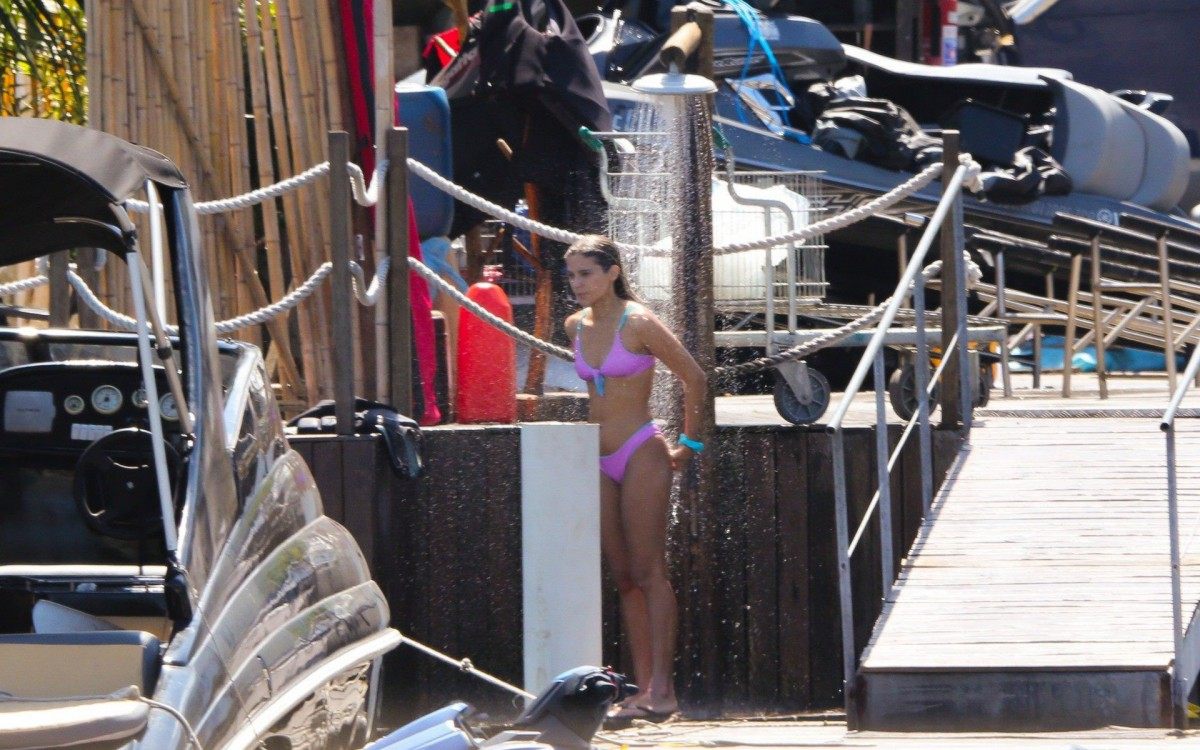 Isabella Santoni e o namorado, Caio Vaz, andam de moto aqu&aacute;tica na Praia da Barra da Tijuca, na Zona Oeste do Rio