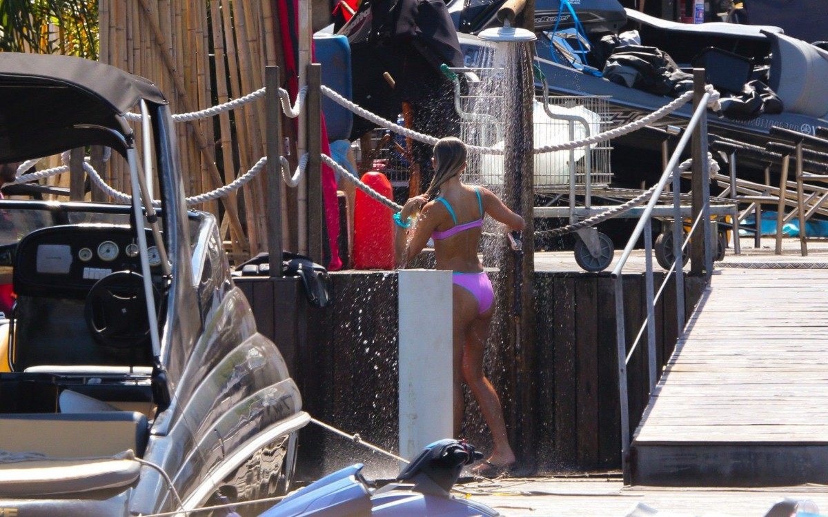 Isabella Santoni e o namorado, Caio Vaz, andam de moto aqu&aacute;tica na Praia da Barra da Tijuca, na Zona Oeste do Rio