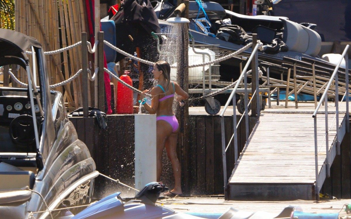 Isabella Santoni e o namorado, Caio Vaz, andam de moto aqu&aacute;tica na Praia da Barra da Tijuca, na Zona Oeste do Rio