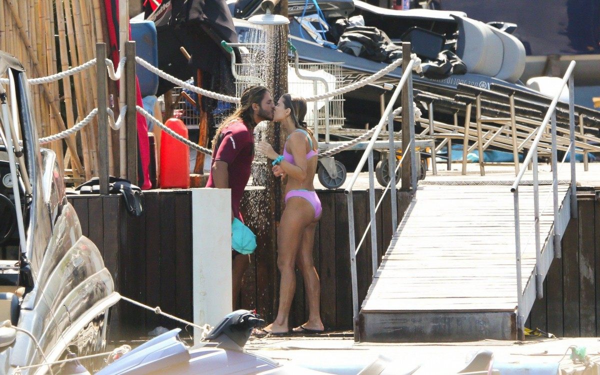 Isabella Santoni e o namorado, Caio Vaz, andam de moto aqu&aacute;tica na Praia da Barra da Tijuca, na Zona Oeste do Rio