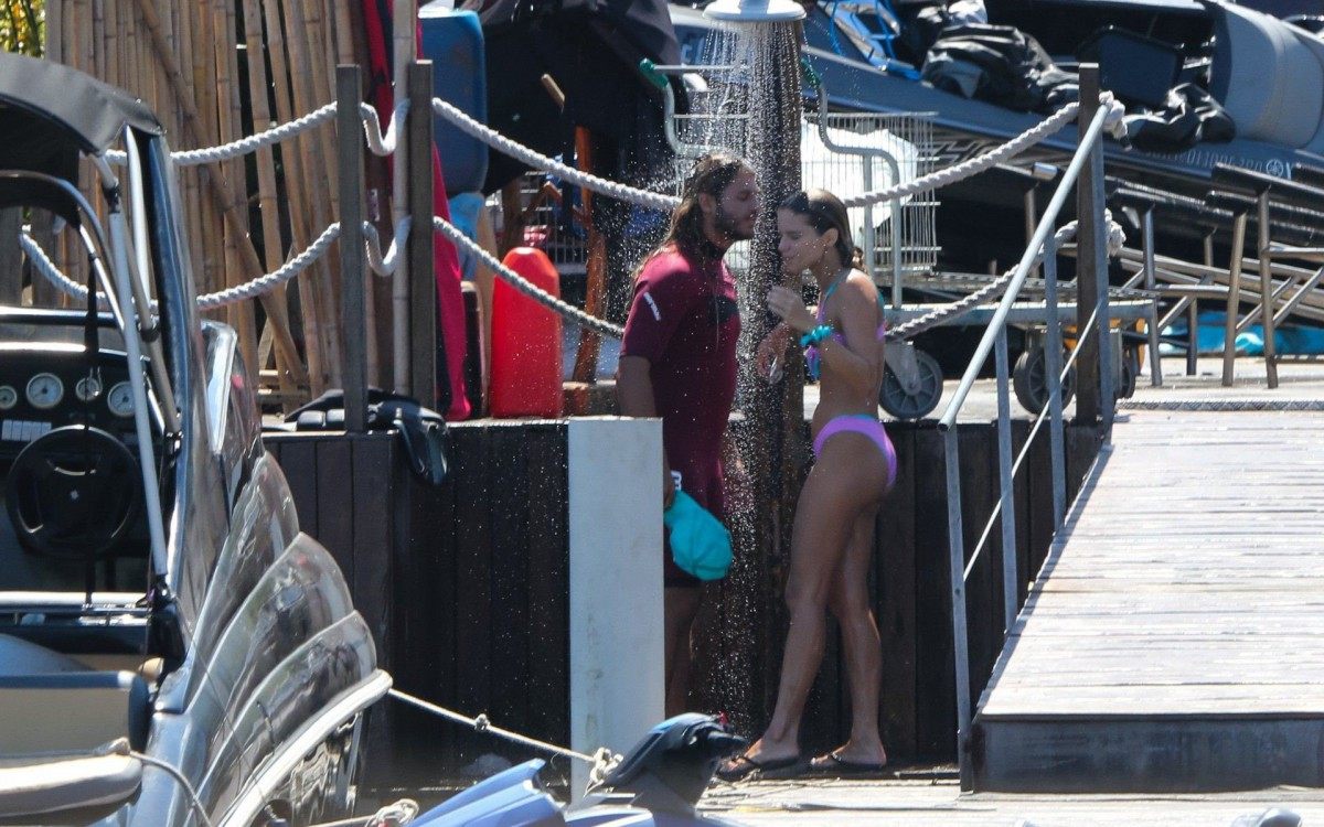 Isabella Santoni e o namorado, Caio Vaz, andam de moto aqu&aacute;tica na Praia da Barra da Tijuca, na Zona Oeste do Rio