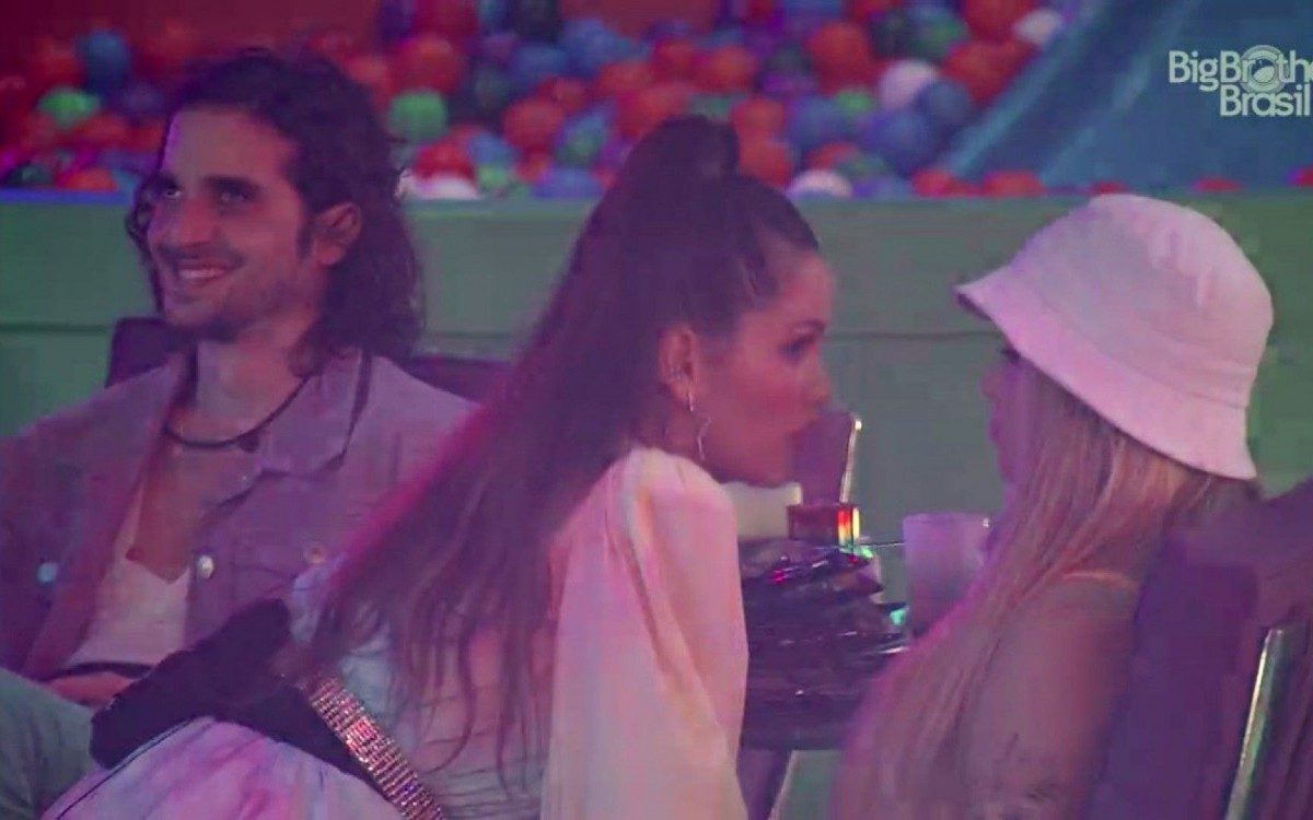 Quando n&atilde;o estava olhando para Juliette, Fiuk estava falando mal dela