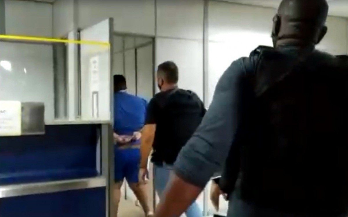 Policias Civil do Rio e São Paulo cumprem mandados de busca e apreensão contra quadrilha do Whatsapp