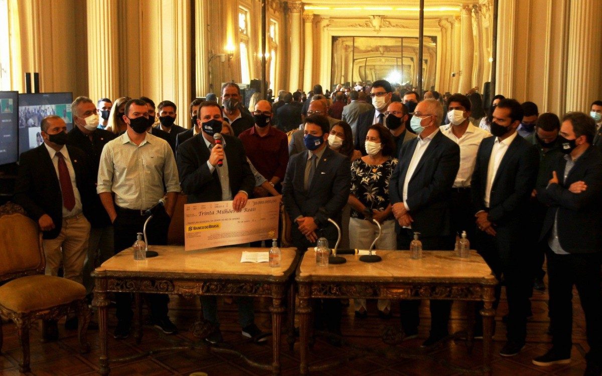  O prefeito Eduardo Paes recebe da C&acirc;mara dos Vereadores o cheque referente ao repasse de R$30 milh&otilde;es para combate &agrave; pandemia da Covid-19 na cidade do Rio de Janeiro