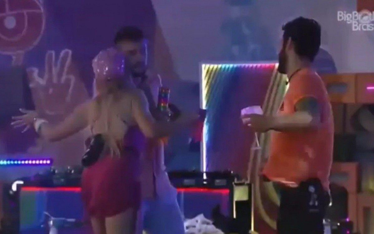 Sarah d&aacute; em cima de Rodolffo e Arthur na festa do l&iacute;der Gilberto