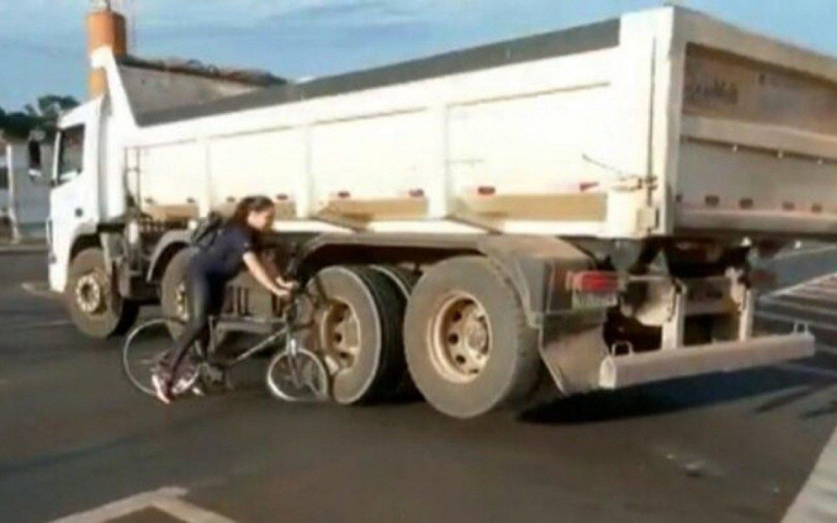 Jovem &eacute; quase atropelada duas vezes durante jornal da Globo