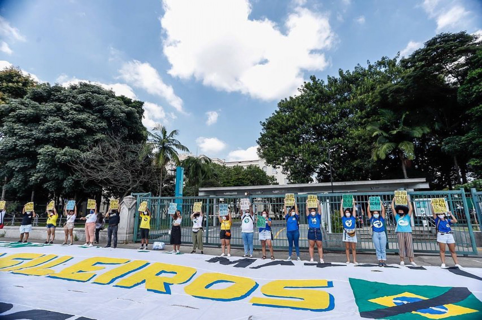 Estudantes protestam contra falta de combate &agrave; covid-19 durante visita do novo ministro da Sa&uacute;de
