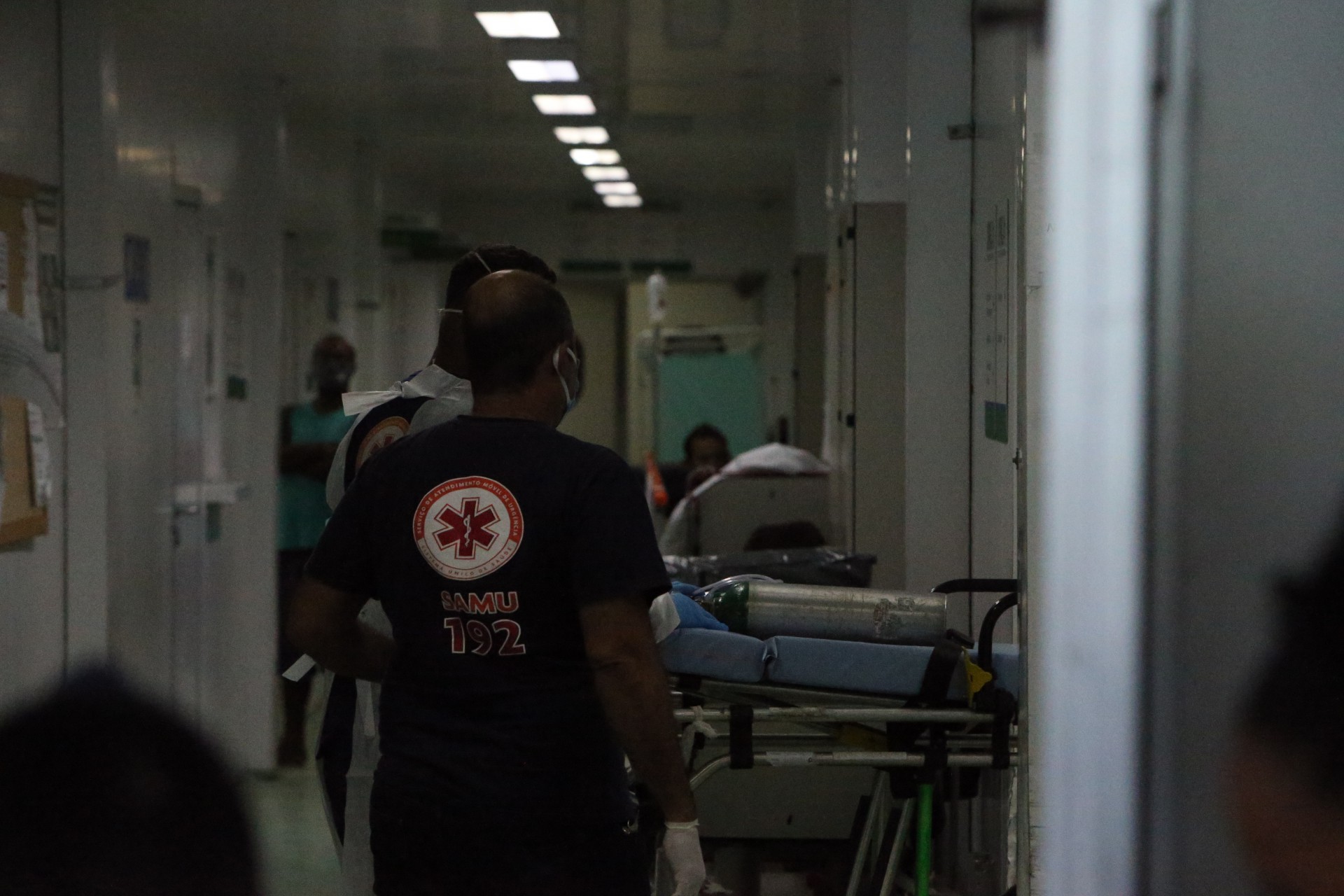 Movimenta&ccedil;&atilde;o na UPA Parque Beira Mar em Duque de Caxias. Na foto, pacientes em macas no corredor - Daniel Castelo Branco / Ag&ecirc;ncia O DIA