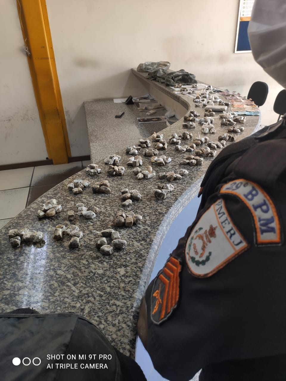 Casal &eacute; preso em flagrante por tr&aacute;fico durante a&ccedil;&atilde;o do 29&deg; BPM; um adolescente foi apreendido.