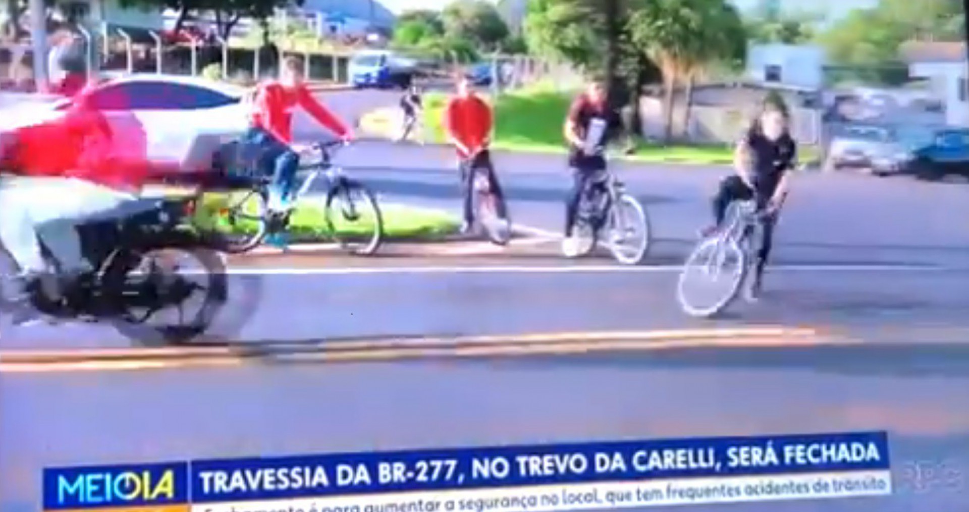 Jovem é quase atropelada duas vezes durante jornal da Globo - Reprodução/Globo/Twitter