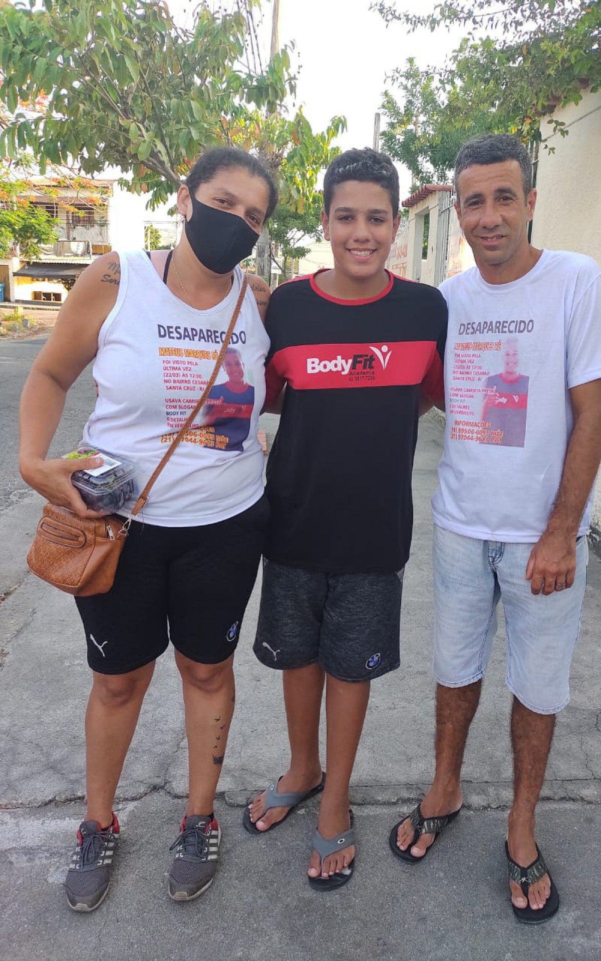 Ao lado dos pais, Mateus Marques, de 14 anos, disse que foi encontrado no Centro do Rio e encaminhado para um abrigo em Campo Grande   