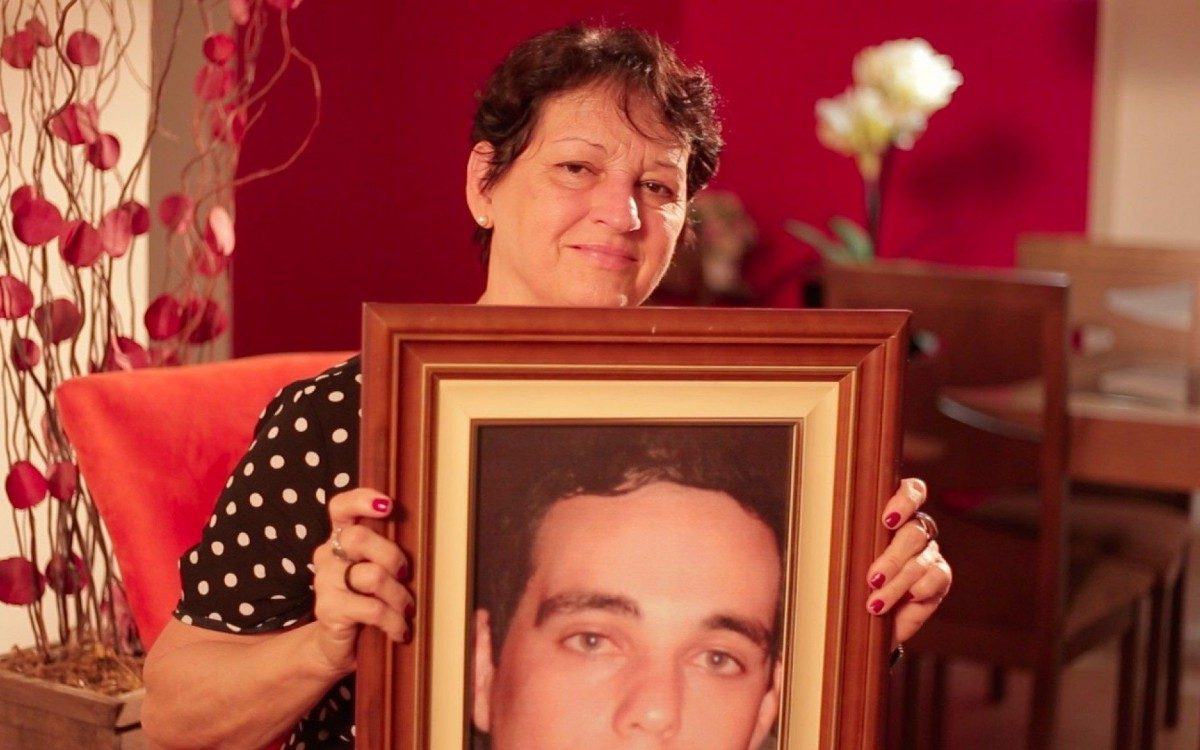 Cenas do document&aacute;rio 'Nossos Mortos T&ecirc;m Voz', que traz &agrave; tona o depoimento de m&atilde;es e familiares de v&iacute;timas da viol&ecirc;ncia na Baixada