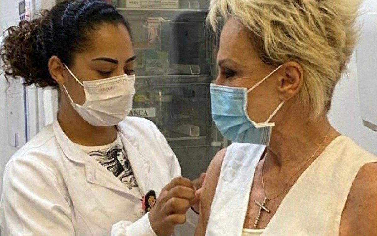 Ana Maria Braga recebe vacina