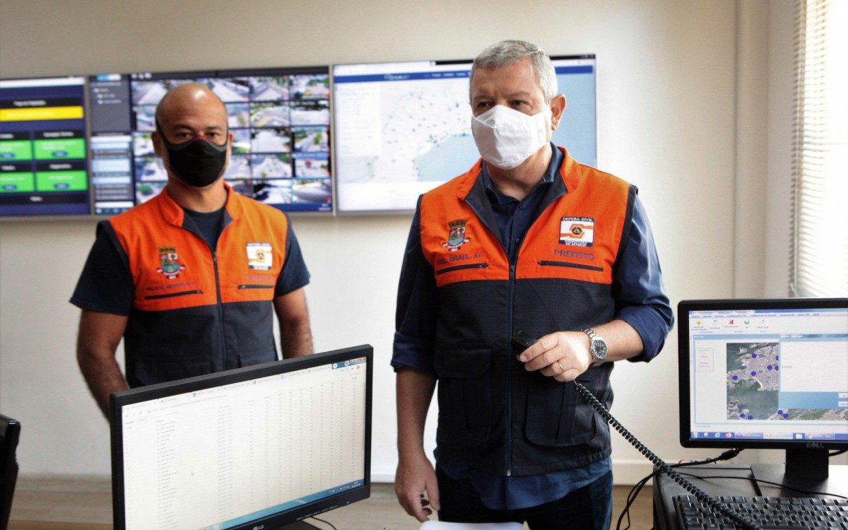 Prefeito de Niter&oacute;i alerta, pelas sirenes da Defesa Civil, sobre agravamento da pandemia
