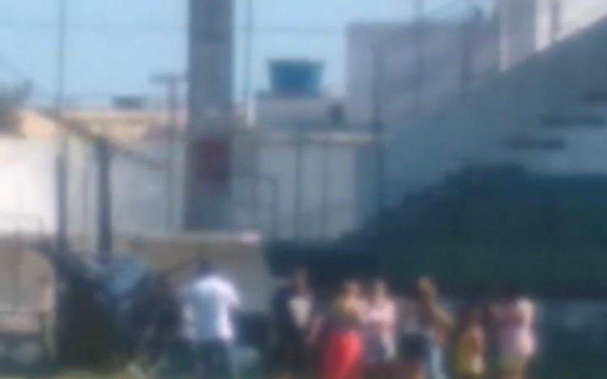 Um grupo foi flagrado desembarcando de um helic&oacute;ptero em Cabo Frio em meio a proibi&ccedil;&atilde;o de entrada de turistas na cidade. 