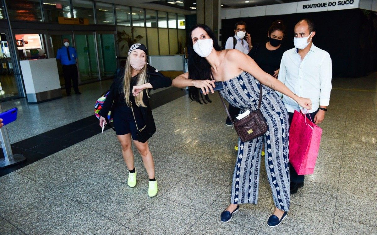 Carla Diaz desembarca no Aeroporto de Congonhas, em S&atilde;o Paulo, na manh&atilde; desta sexta-feira