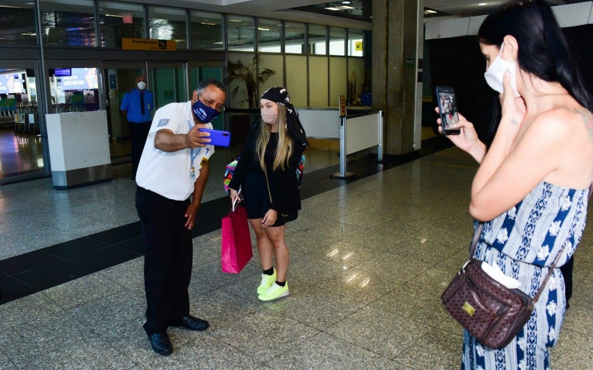 Carla Diaz desembarca no Aeroporto de Congonhas, em S&atilde;o Paulo, na manh&atilde; desta sexta-feira